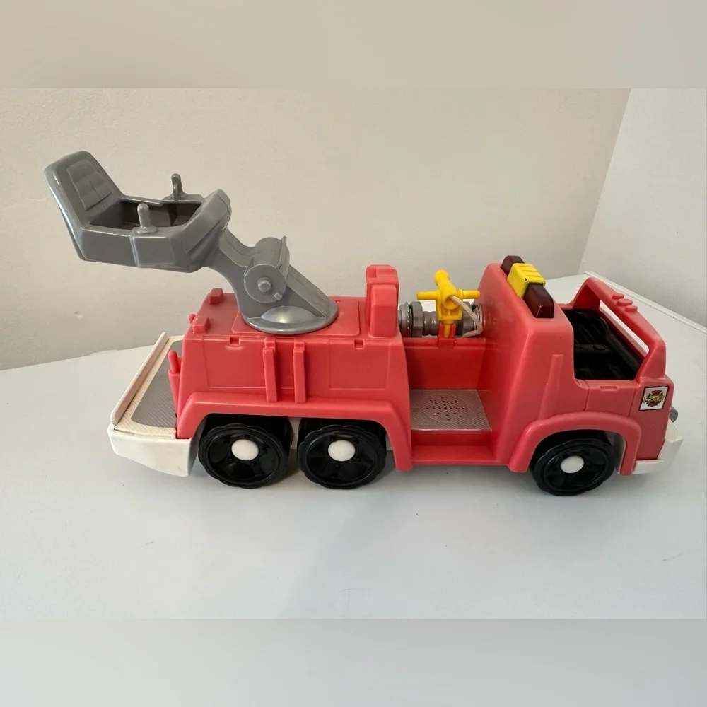 Fisher-Price‎ 2007 L3940 Fire Truck Little People With Sounds VTG